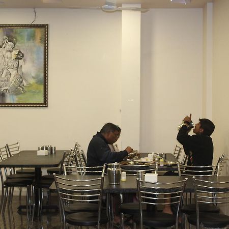 Hotel Radhika Inn Trimbak Buitenkant foto