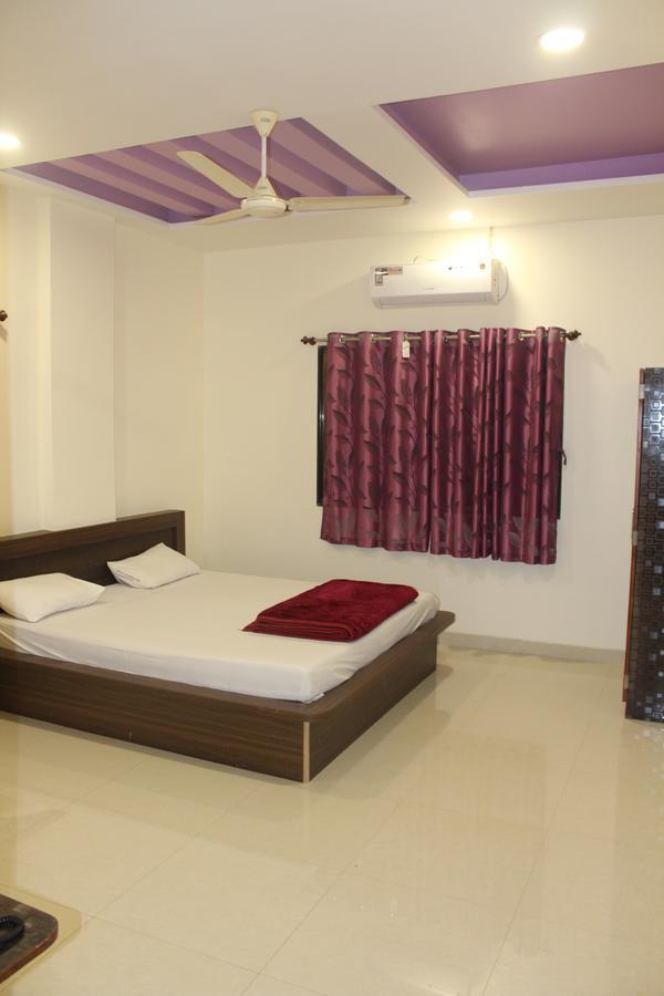 Hotel Radhika Inn Trimbak Buitenkant foto