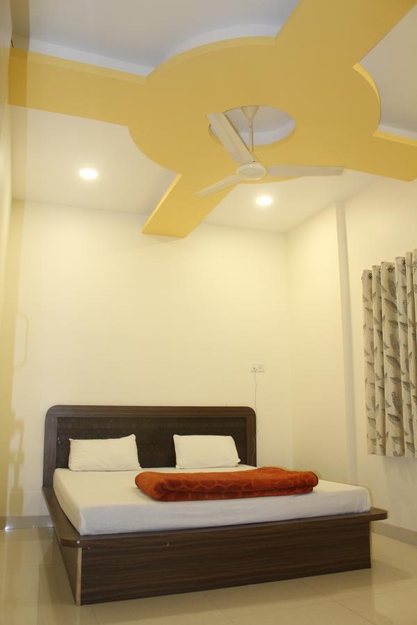 Hotel Radhika Inn Trimbak Buitenkant foto