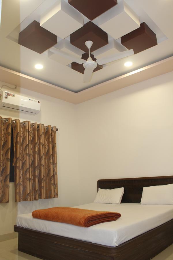 Hotel Radhika Inn Trimbak Buitenkant foto